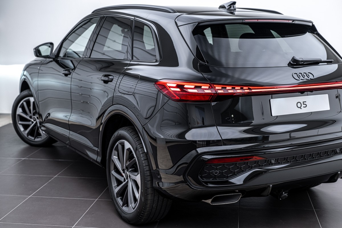 Audi Q5 E-HYBRID S LINE