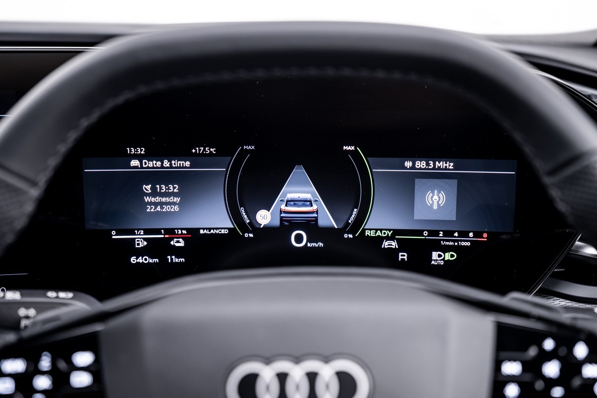 Audi Q5 E-HYBRID S LINE