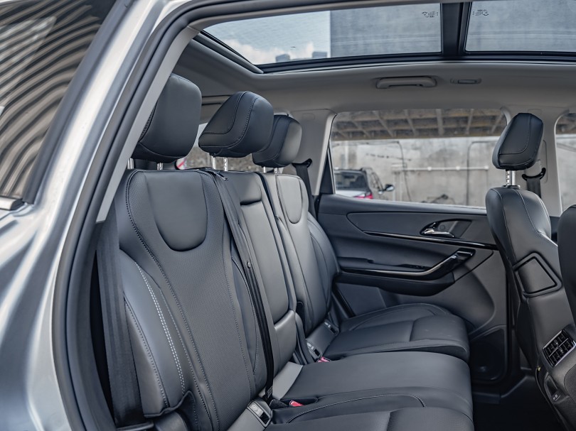 2026 Mahindra XUV700 17