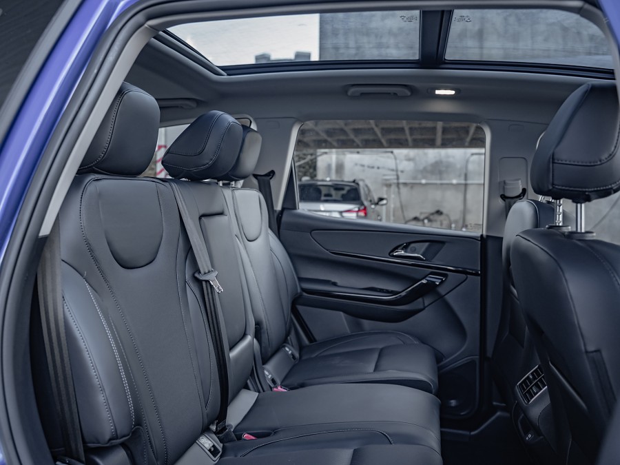 2026 Mahindra XUV700 17