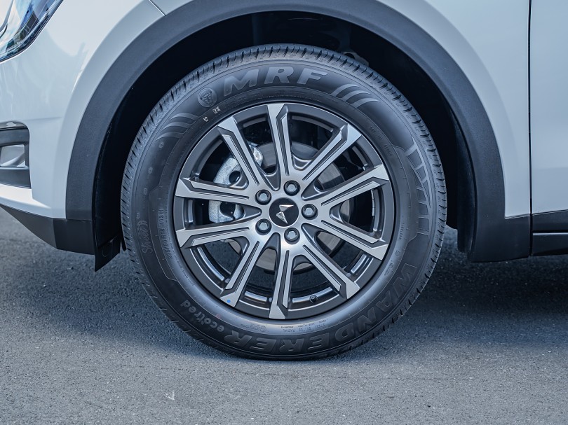 2026 Mahindra XUV700 6