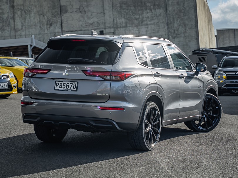 2022 Mitsubishi Outlander 2