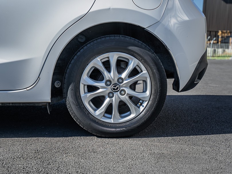 2016 Mazda 2 7