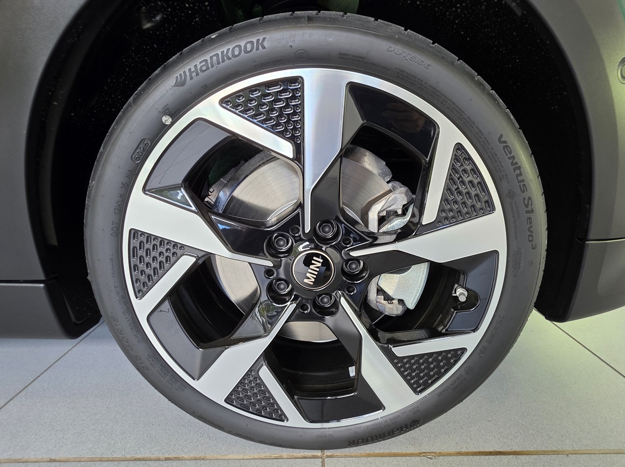 MINI Cooper 5 Door C Favoured Spec
