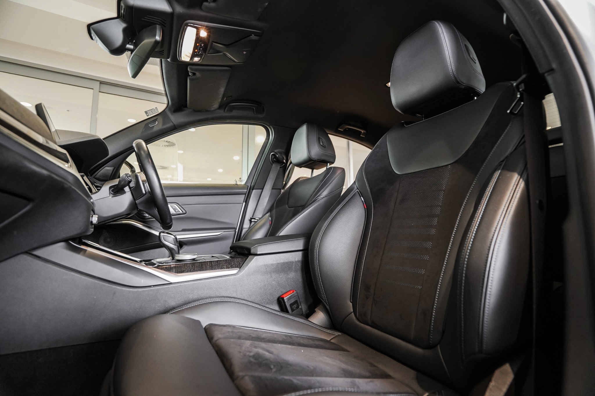 BMW 320i Sedan M-Sport +Drivers Assist
