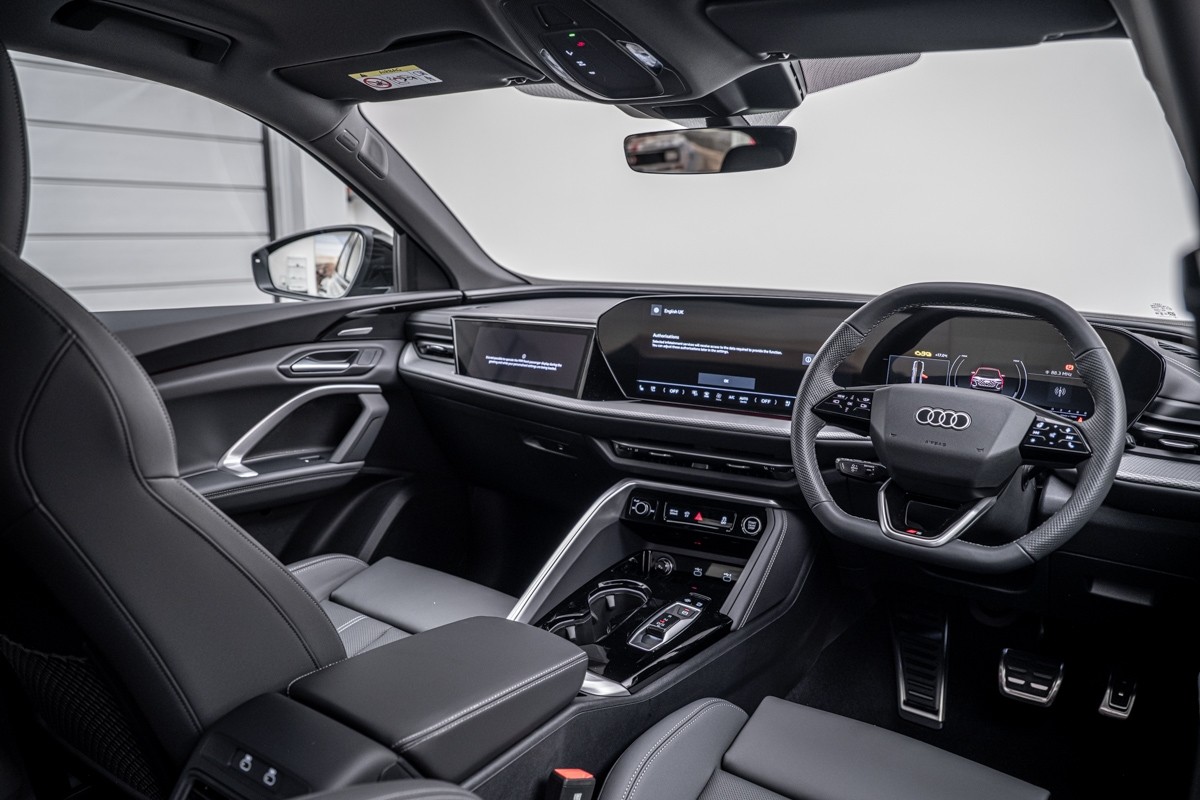 Audi Q5 E-HYBRID S LINE