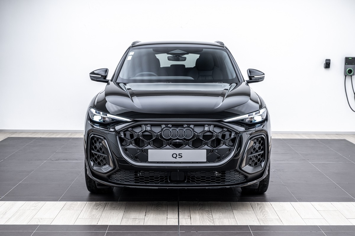 Audi Q5 E-HYBRID S LINE