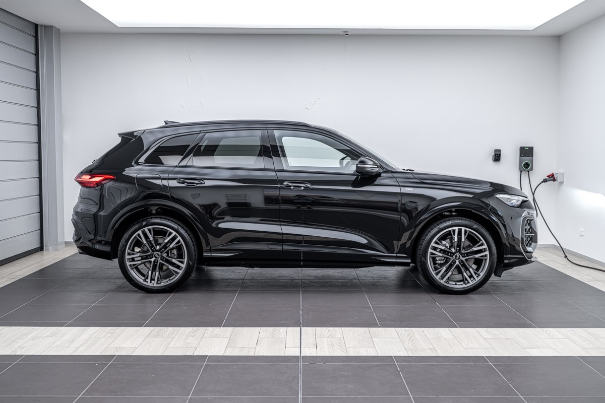 Audi Q5 E-HYBRID S LINE