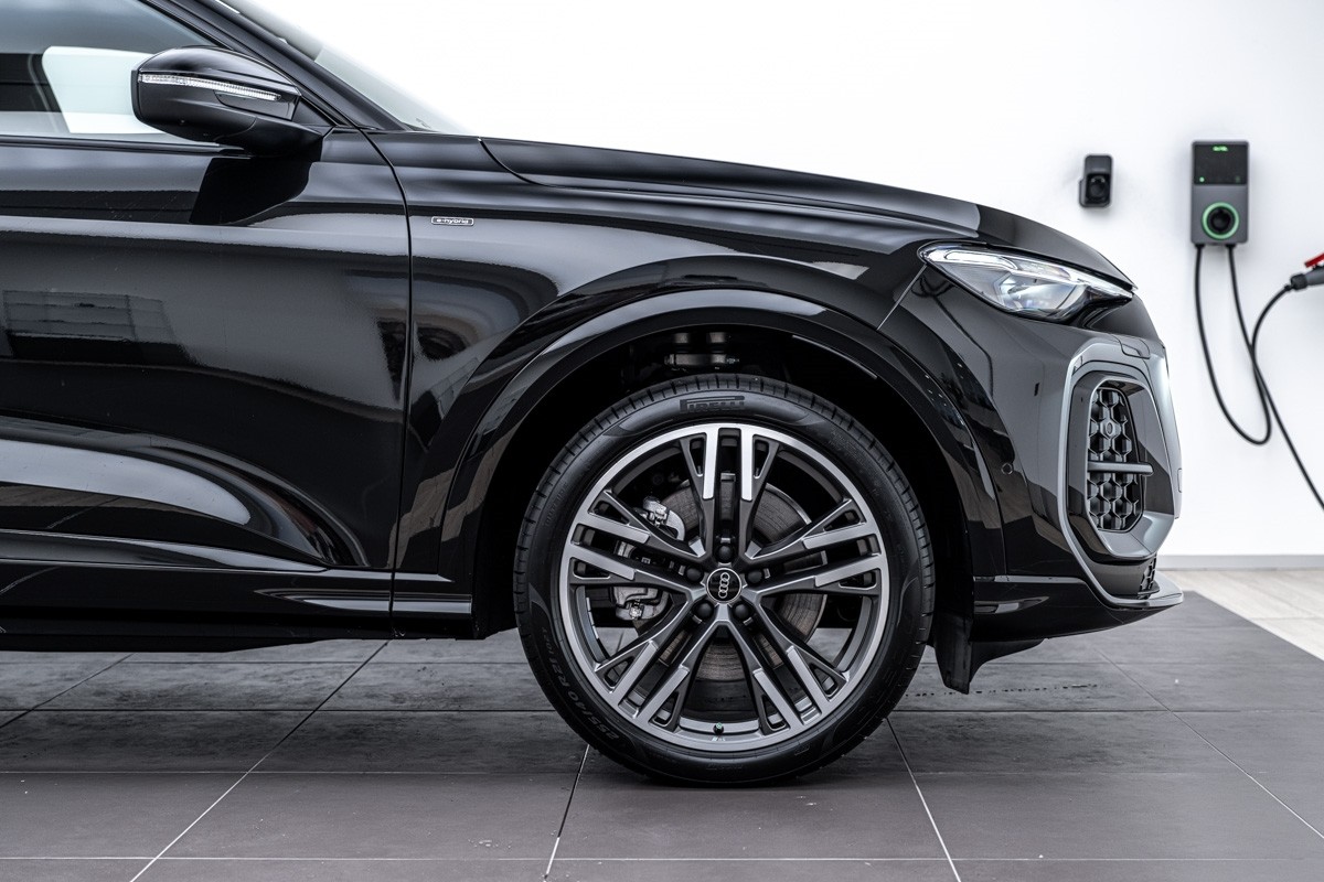 Audi Q5 E-HYBRID S LINE