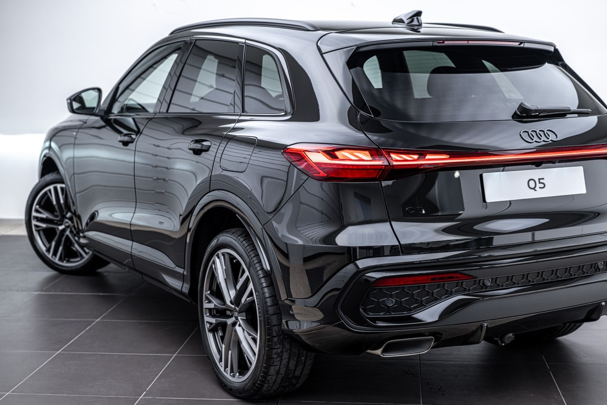 Audi Q5 E-HYBRID S LINE