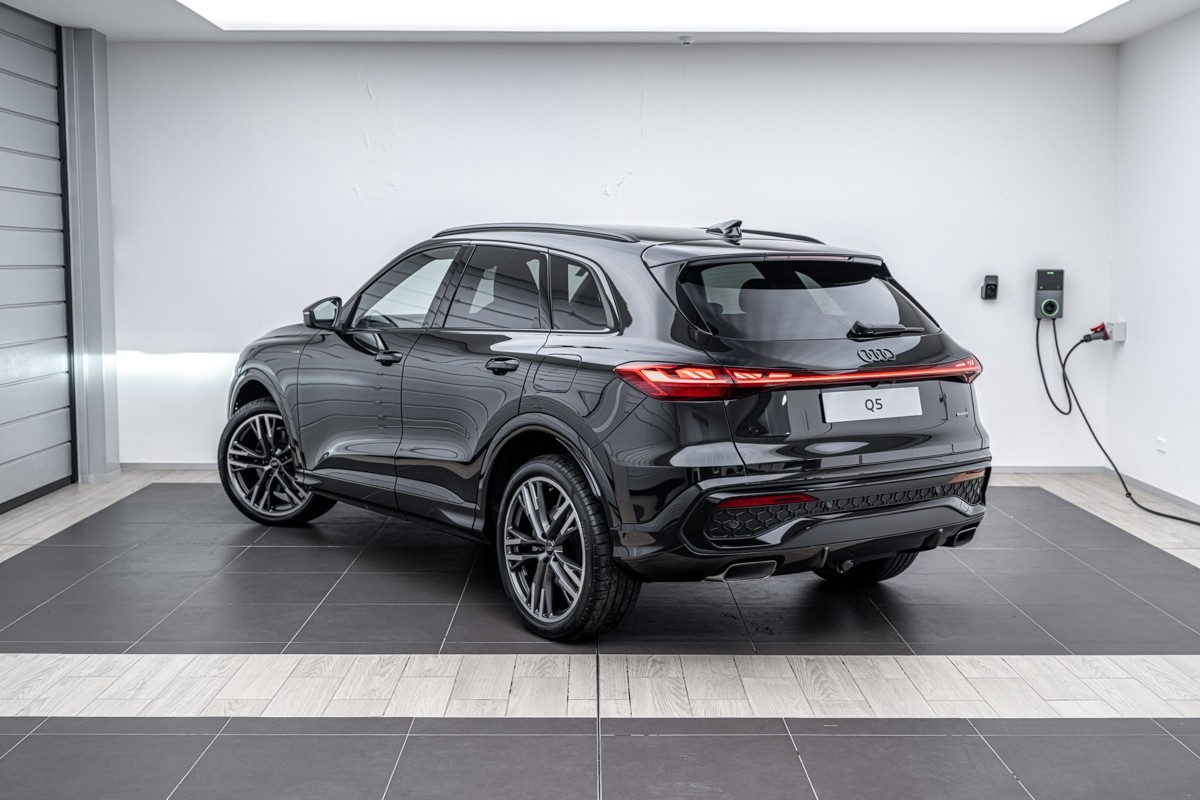 Audi Q5 E-HYBRID S LINE