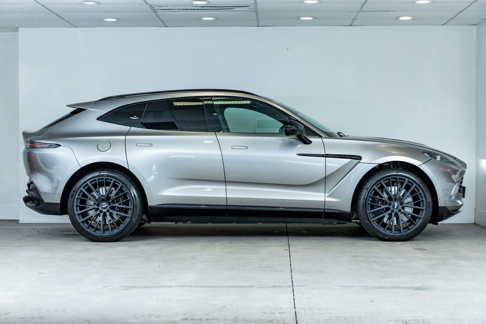 Aston Martin DBX 