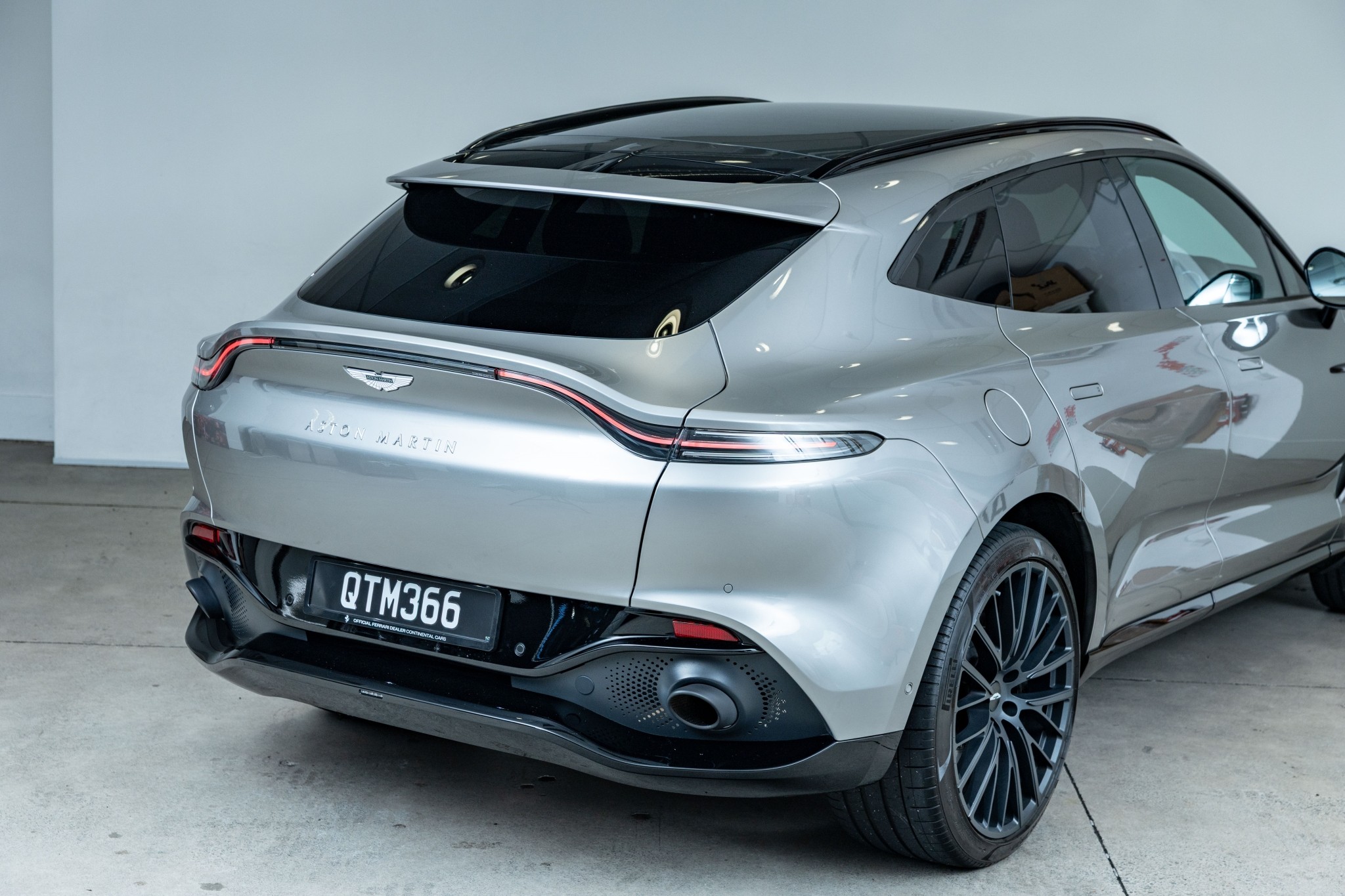 Aston Martin DBX 