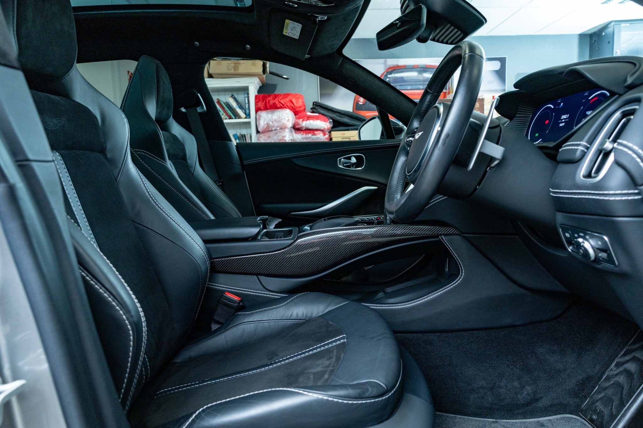 Aston Martin DBX 