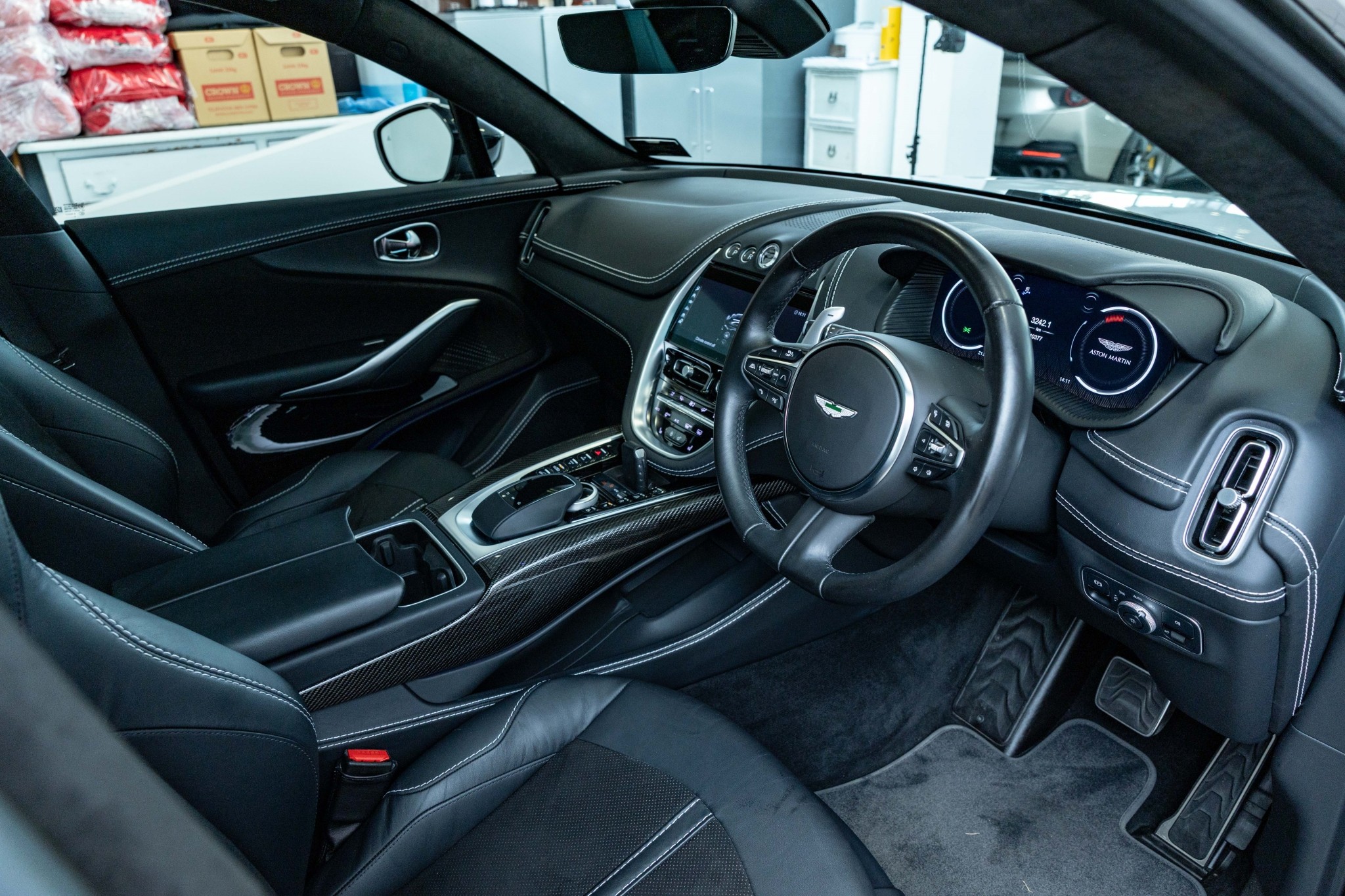 Aston Martin DBX 