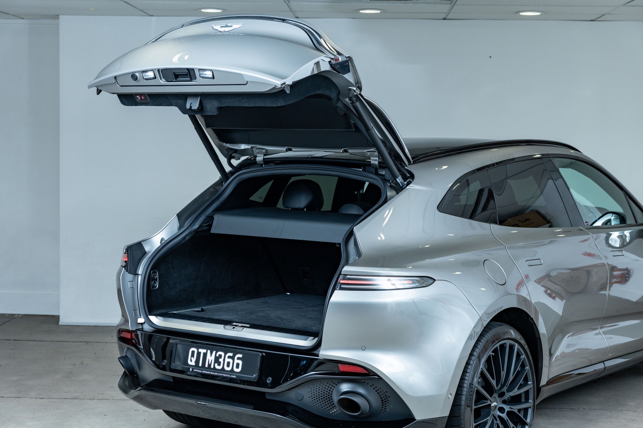 Aston Martin DBX 