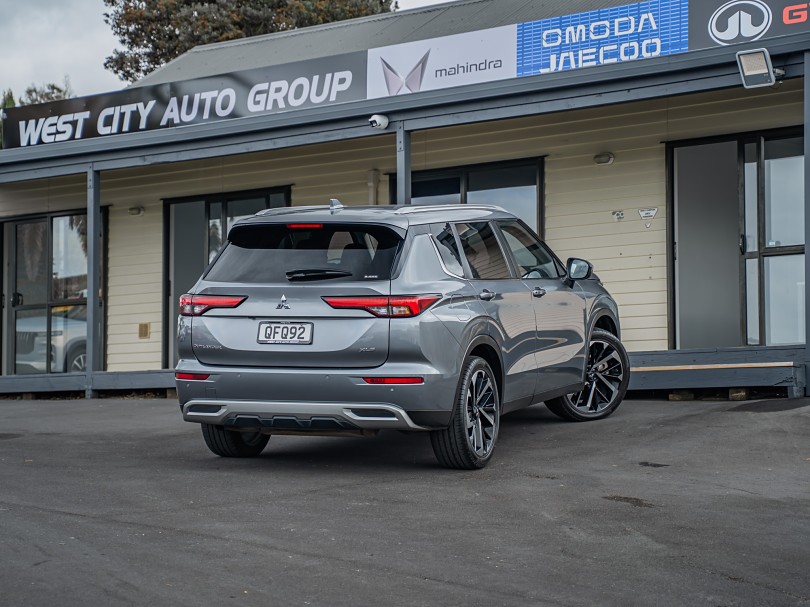2023 Mitsubishi Outlander 2