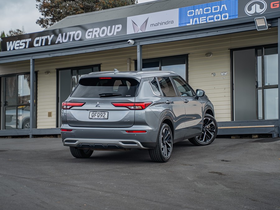 2023 Mitsubishi Outlander 2