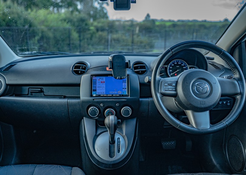 2011 Mazda Demio 10