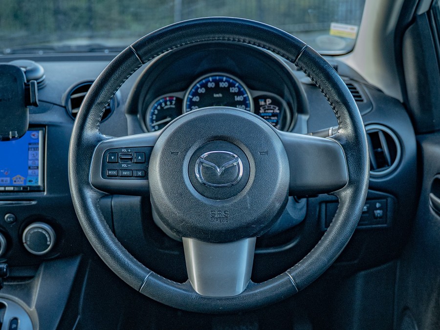 2011 Mazda Demio 11