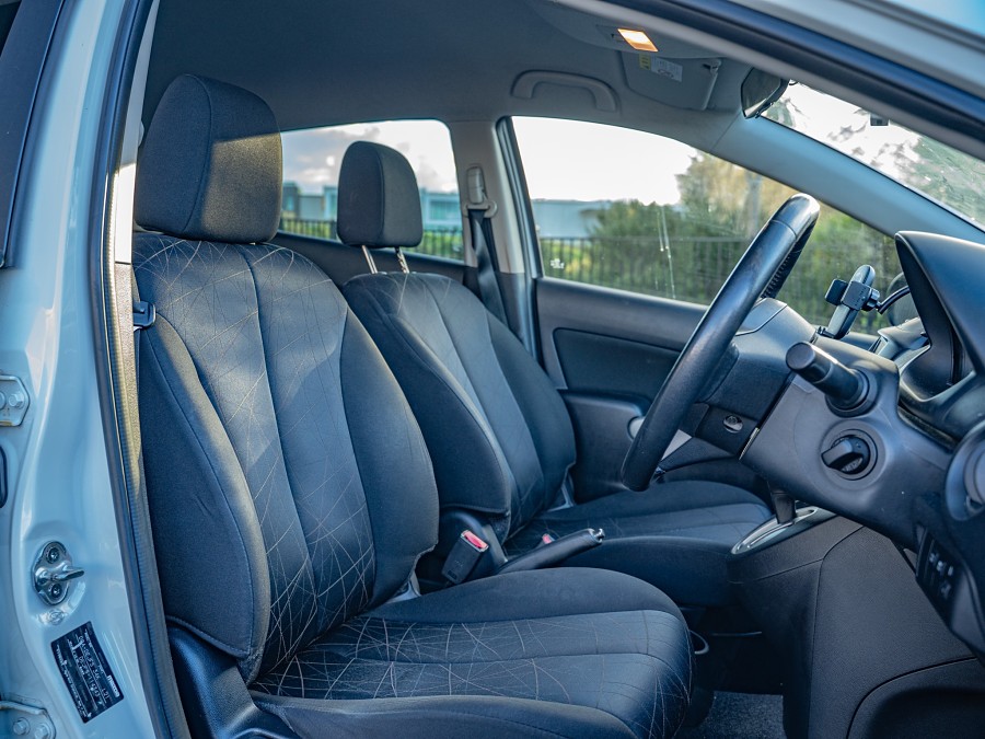 2011 Mazda Demio 8