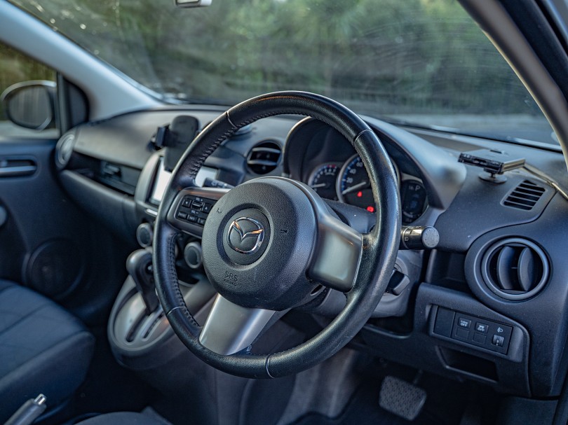 2011 Mazda Demio 9
