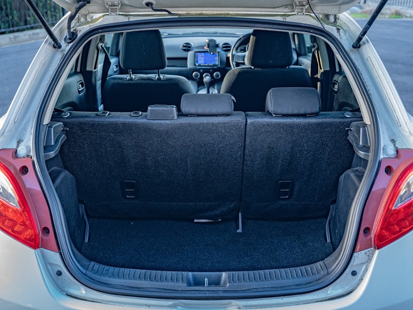 2011 Mazda Demio 17