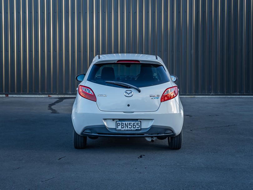2011 Mazda Demio 4