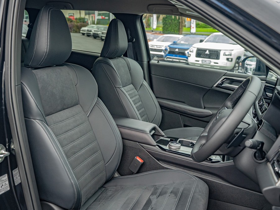 2026 Mitsubishi Outlander 8