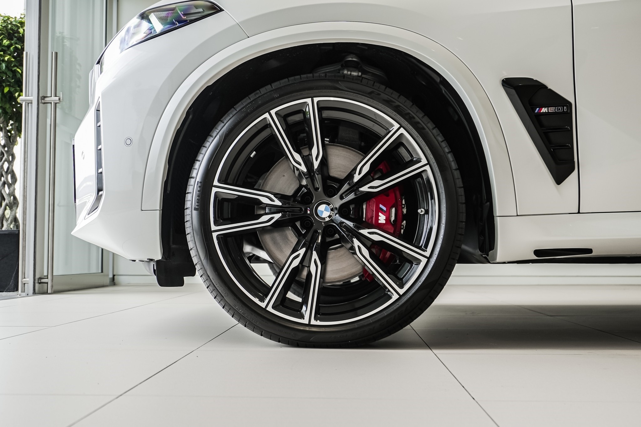 BMW X5 M60i