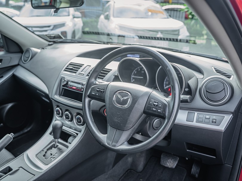 2012 Mazda Axela 9