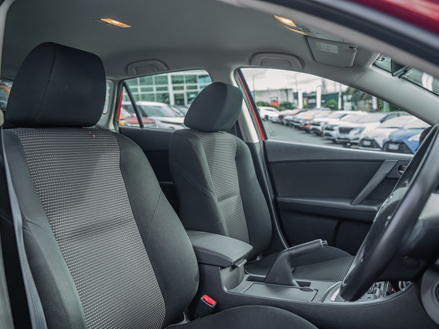 2012 Mazda Axela 8