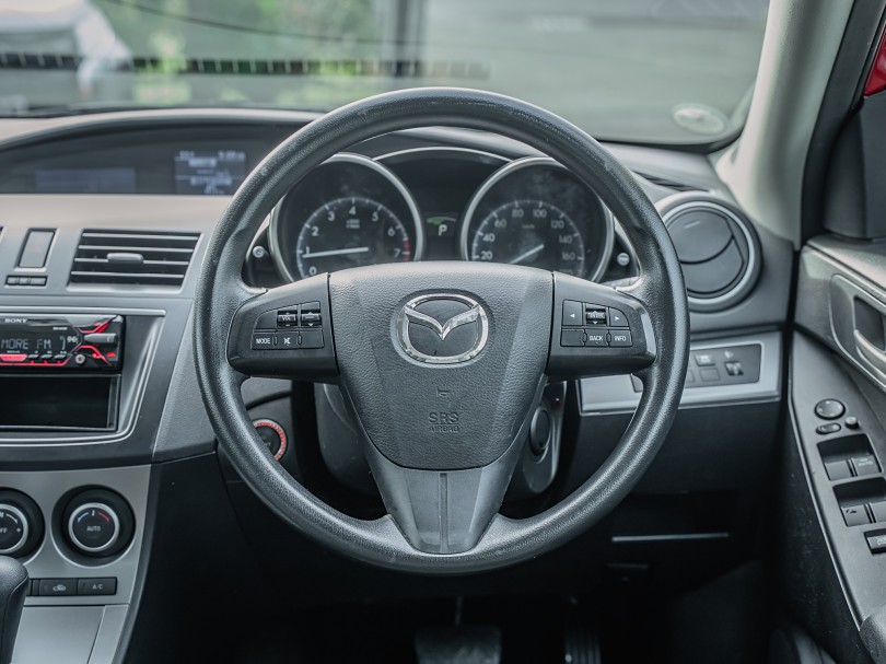 2012 Mazda Axela 13