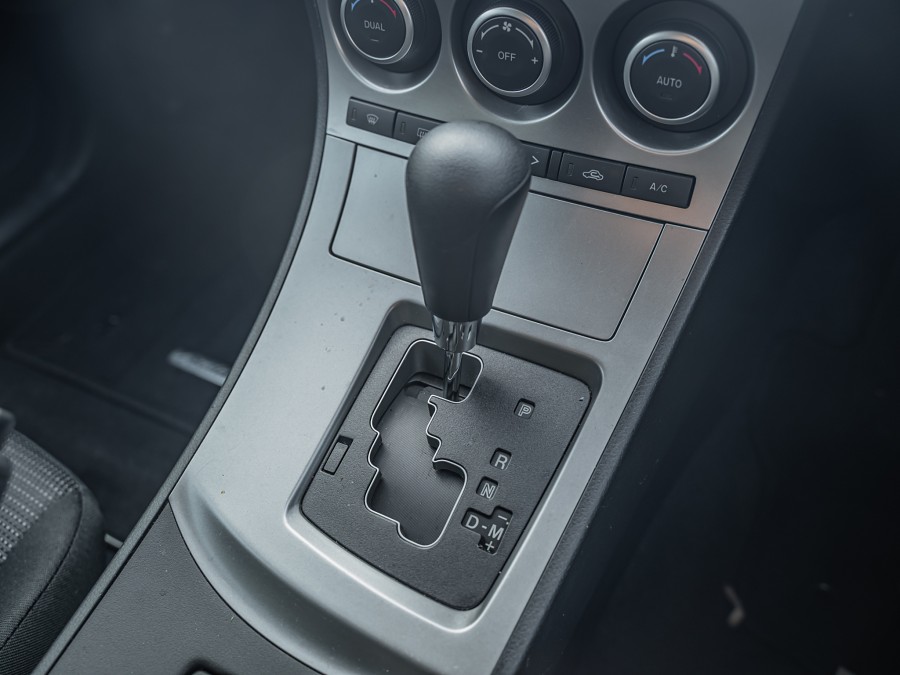 2012 Mazda Axela 15