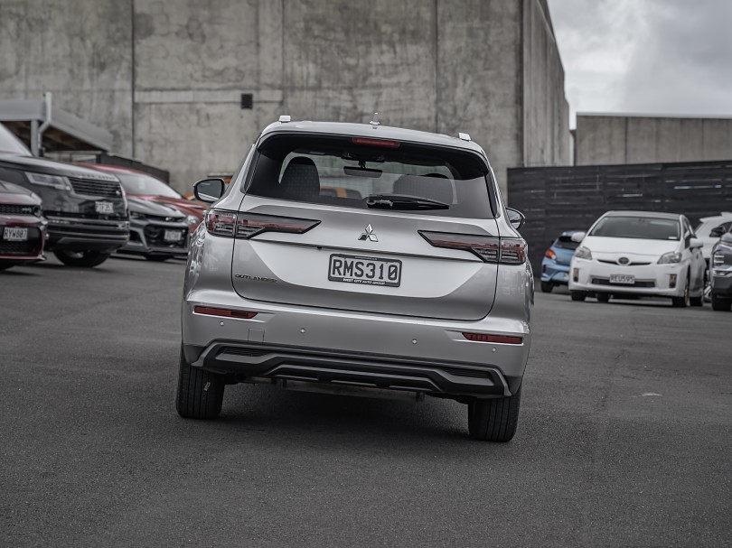 2025 Mitsubishi Outlander 4