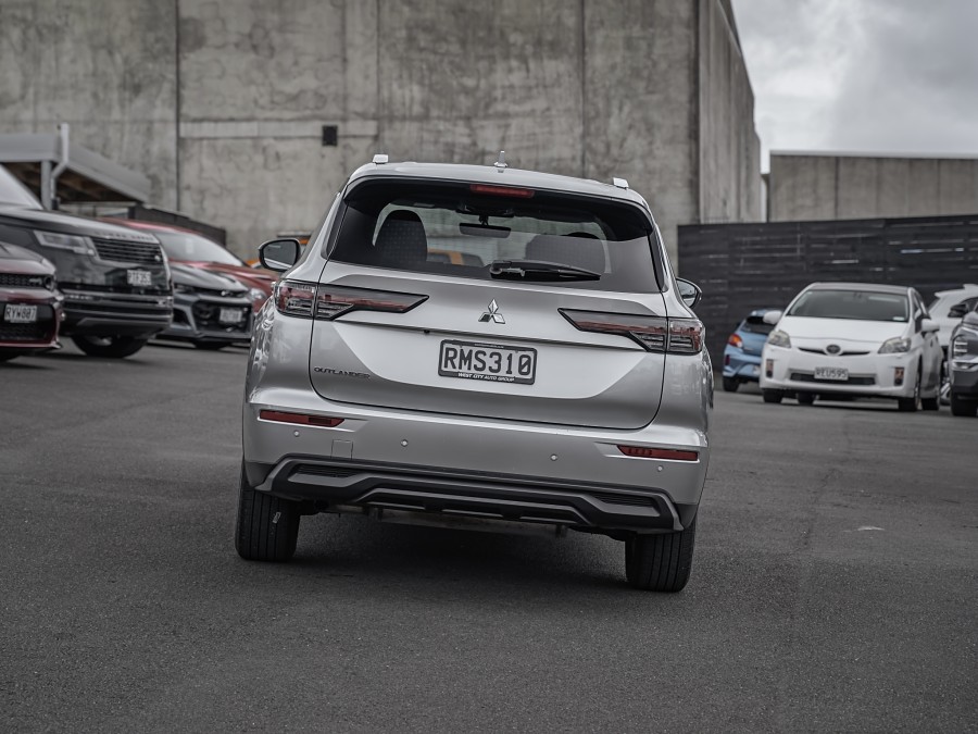 2025 Mitsubishi Outlander 4