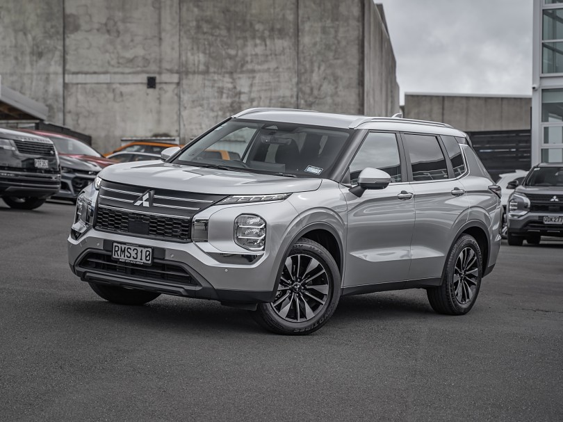 2025 Mitsubishi Outlander 1