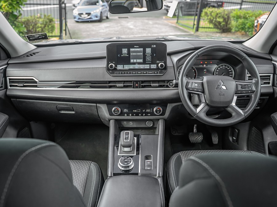 2023 Mitsubishi Outlander 13