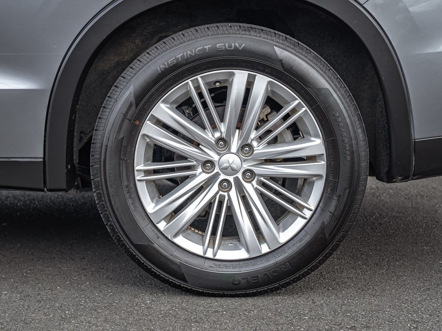 2023 Mitsubishi Outlander 7