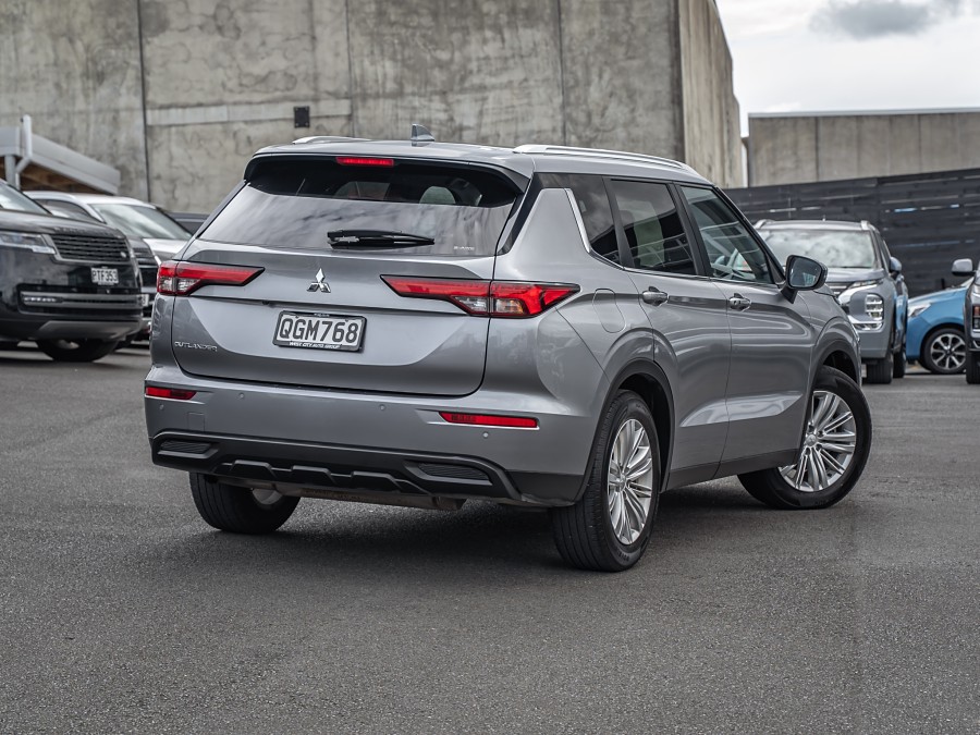 2023 Mitsubishi Outlander 2