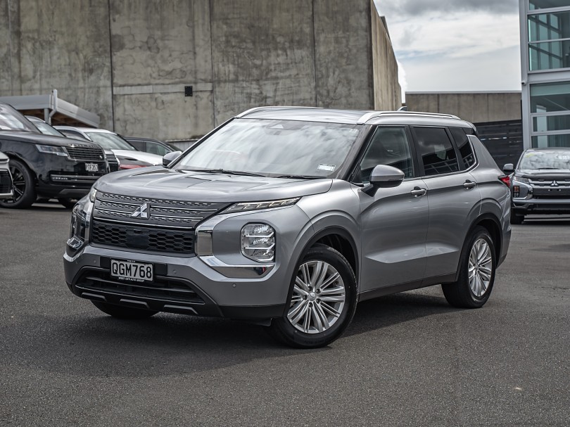 2023 Mitsubishi Outlander 1