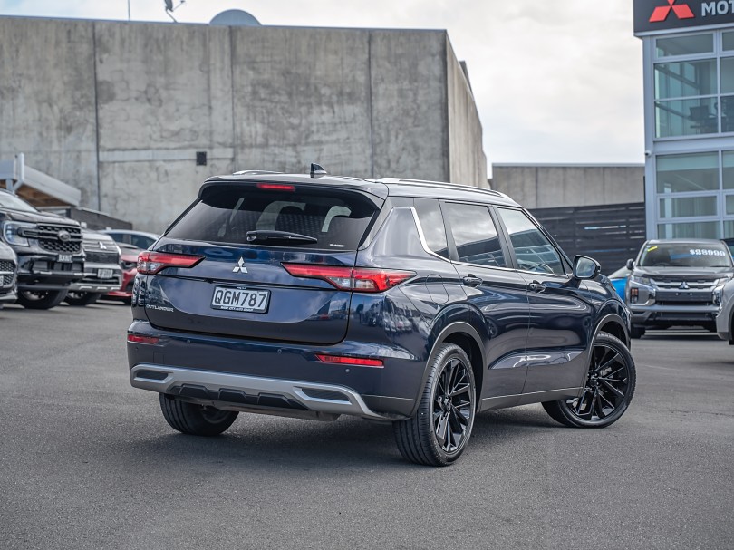 2023 Mitsubishi Outlander 2