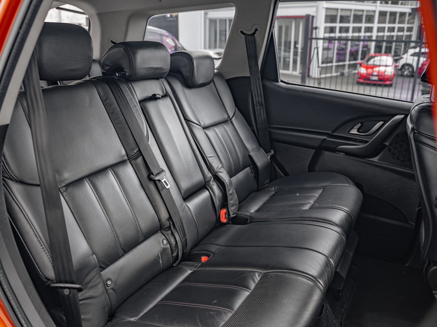 2018 Mahindra XUV500 16