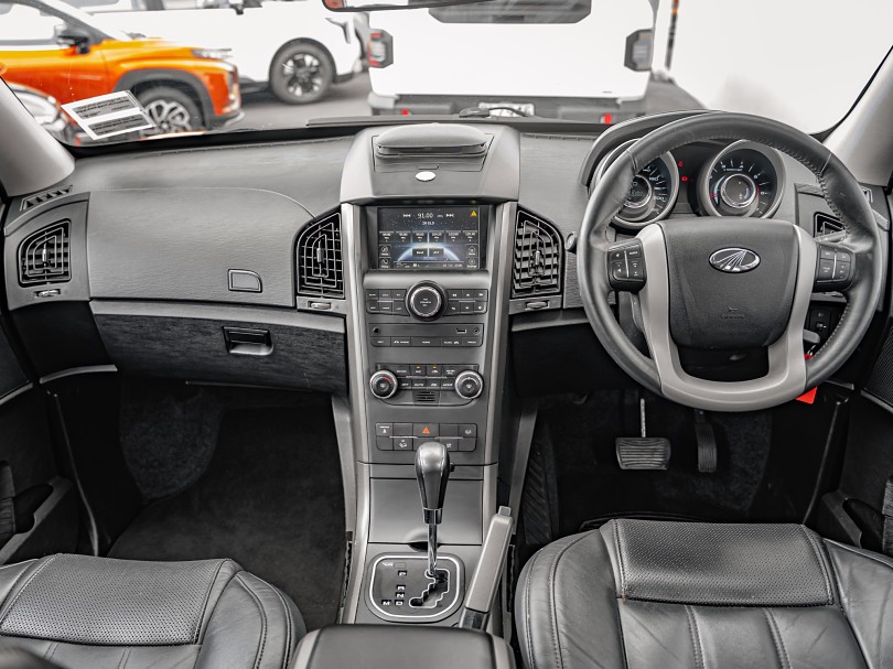 2018 Mahindra XUV500 13