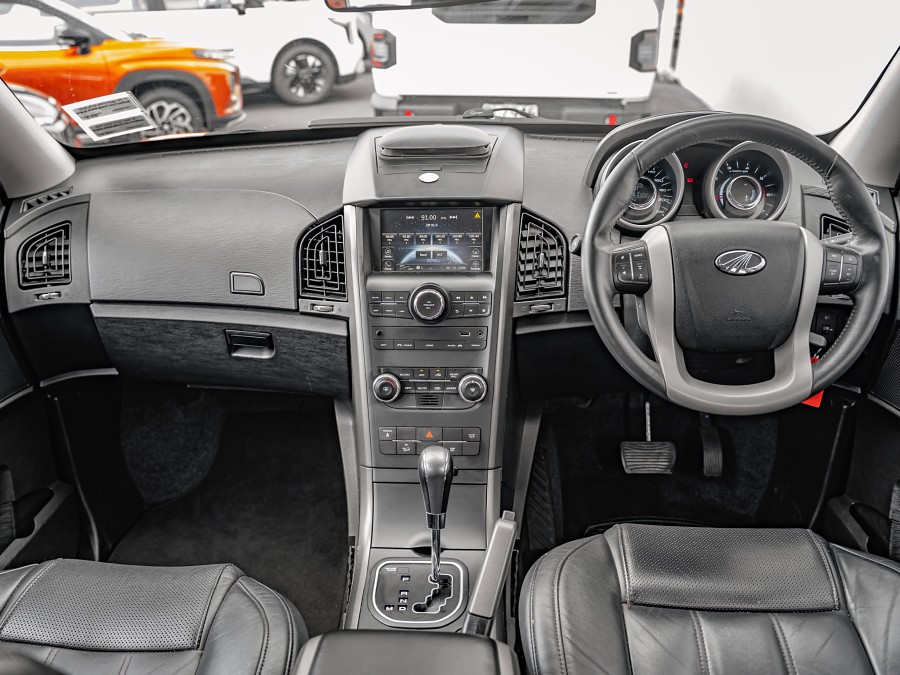 2018 Mahindra XUV500 13