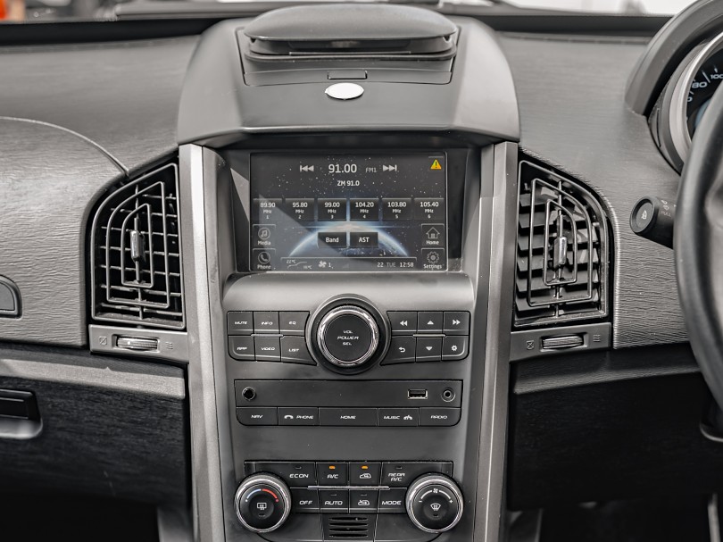 2018 Mahindra XUV500 14