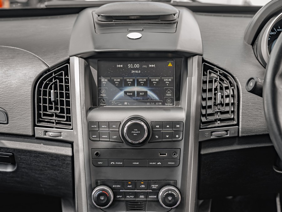 2018 Mahindra XUV500 14