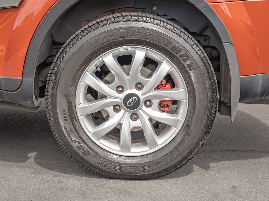 2018 Mahindra XUV500 6