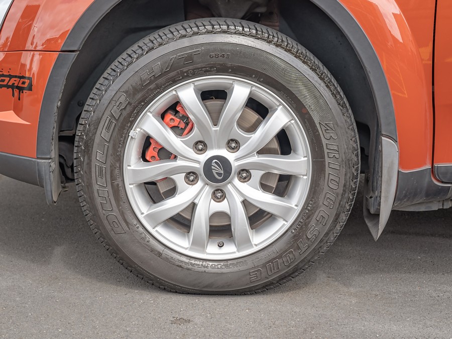 2018 Mahindra XUV500 5
