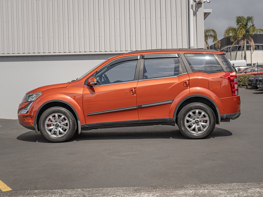 2018 Mahindra XUV500 4